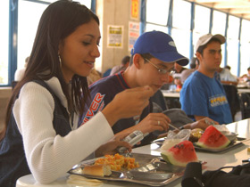 Esta imágen muestra una persona disfrutando del servicio de comedor